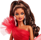 Barbie Signature 2024 Muñeca Navideña con Cabello Castaño Claro en Vestido a Cuadros, Juguete Coleccionable en Empaque Exhibible