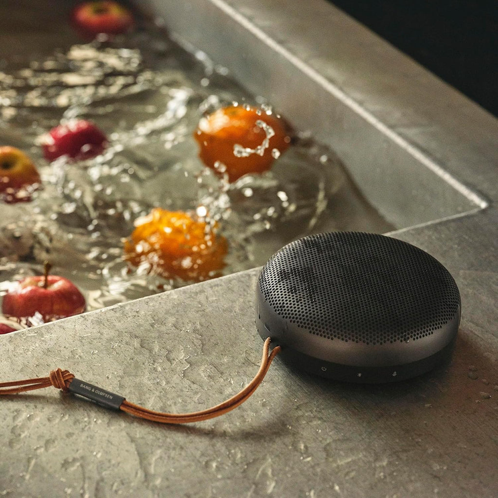 Bang & Olufsen Beosound A1 (2ª generación) Altavoz Bluetooth inalámbrico portátil impermeable con micrófono, antracita