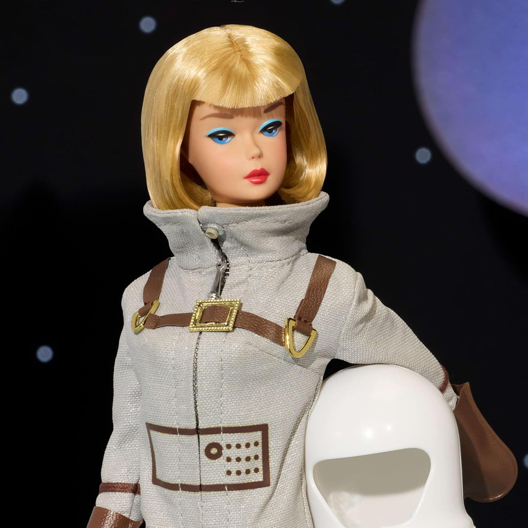Muñeca Barbie Miss Astronauta Coleccionista con traje plateado, bot...