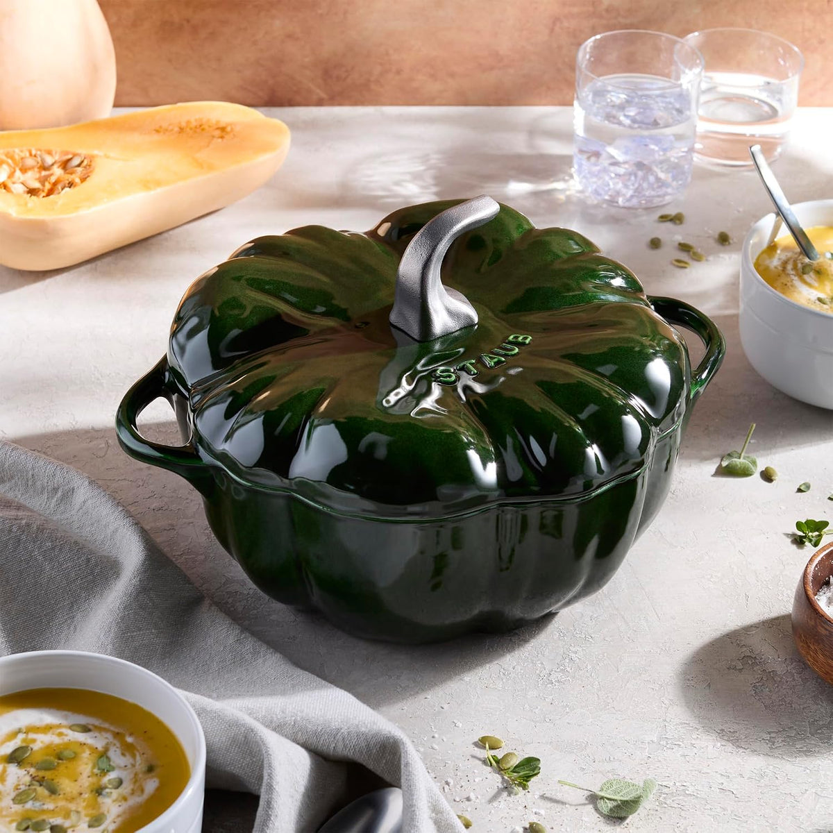 STAUB Cocotte de calabaza de hierro fundido de 3.5 cuartos de galón con perilla de acero inoxidable - Albahaca
