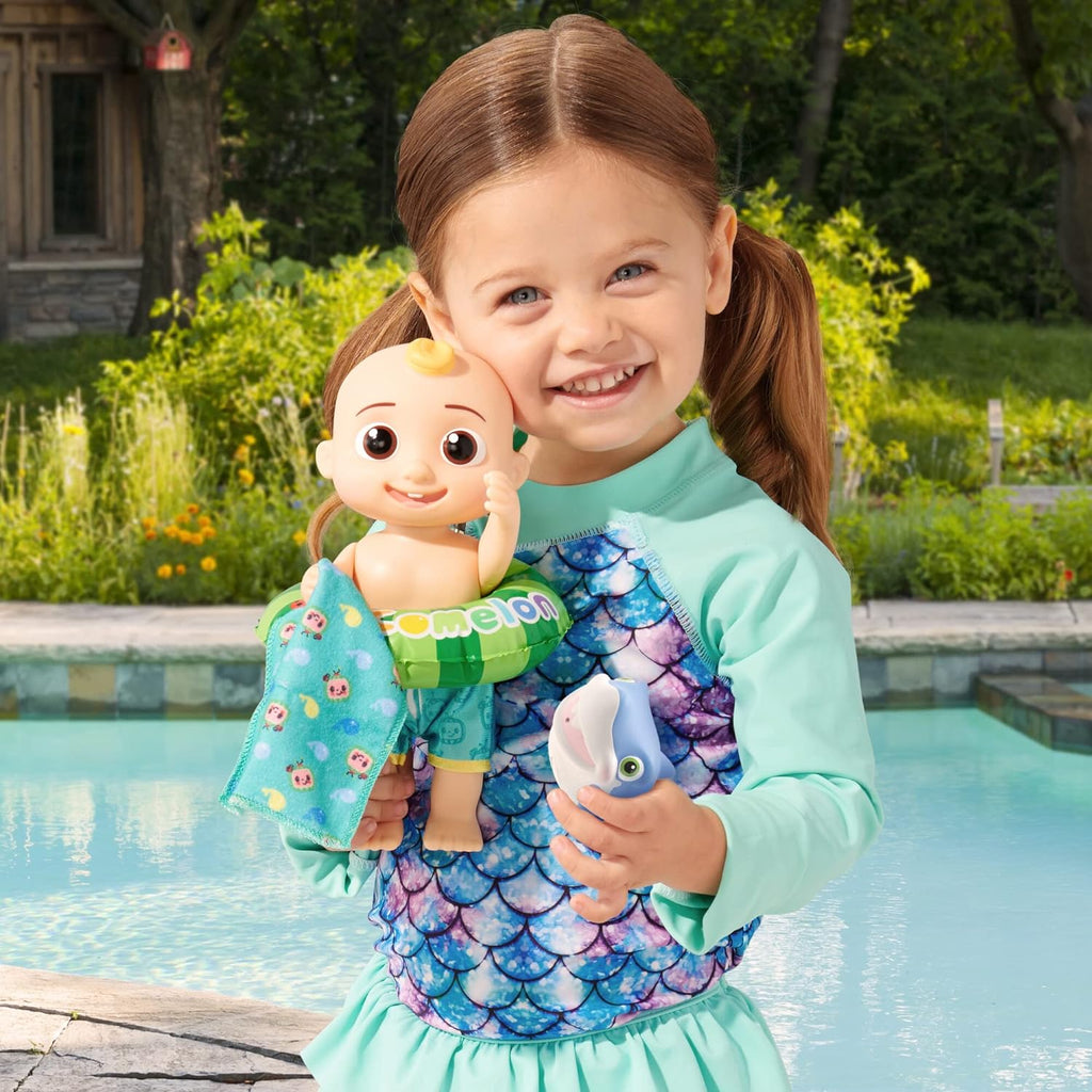 CoComelon - Muñeca JJ Splish Splash - con juguete de baño de tiburón y accesorios acuáticos para jugar con agua - Juguetes para niños y preescolares - Exclusivo de Amazon