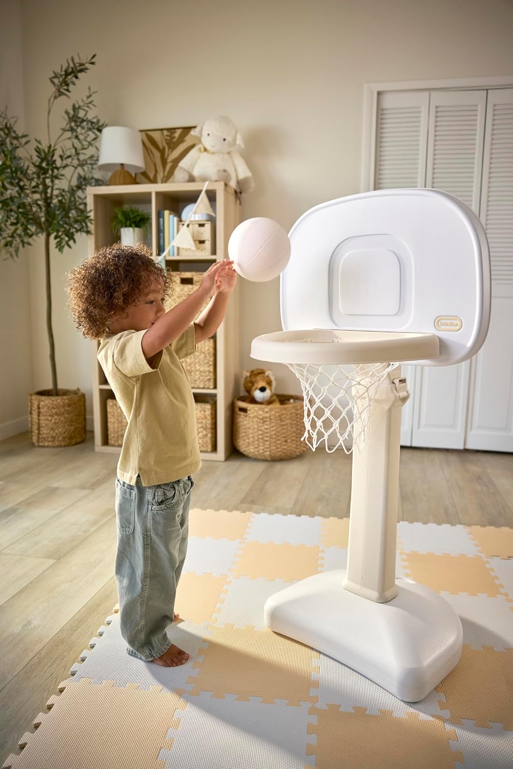 Little Tikes Colección Cloud - Juego de baloncesto TotSports Easy Score con 3 pelotas - Blanco