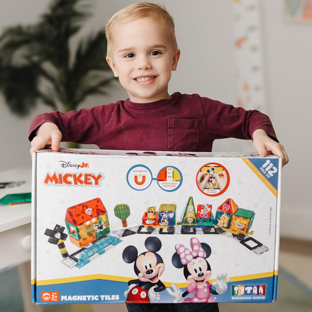 Tytan Juego oficial de azulejos magnéticos de tren gigante de Mickey Mouse Junior de Disney – 112 piezas de juguete STEAM con cubos magnéticos, bases con ruedas, calcomanías reutilizables y manual de