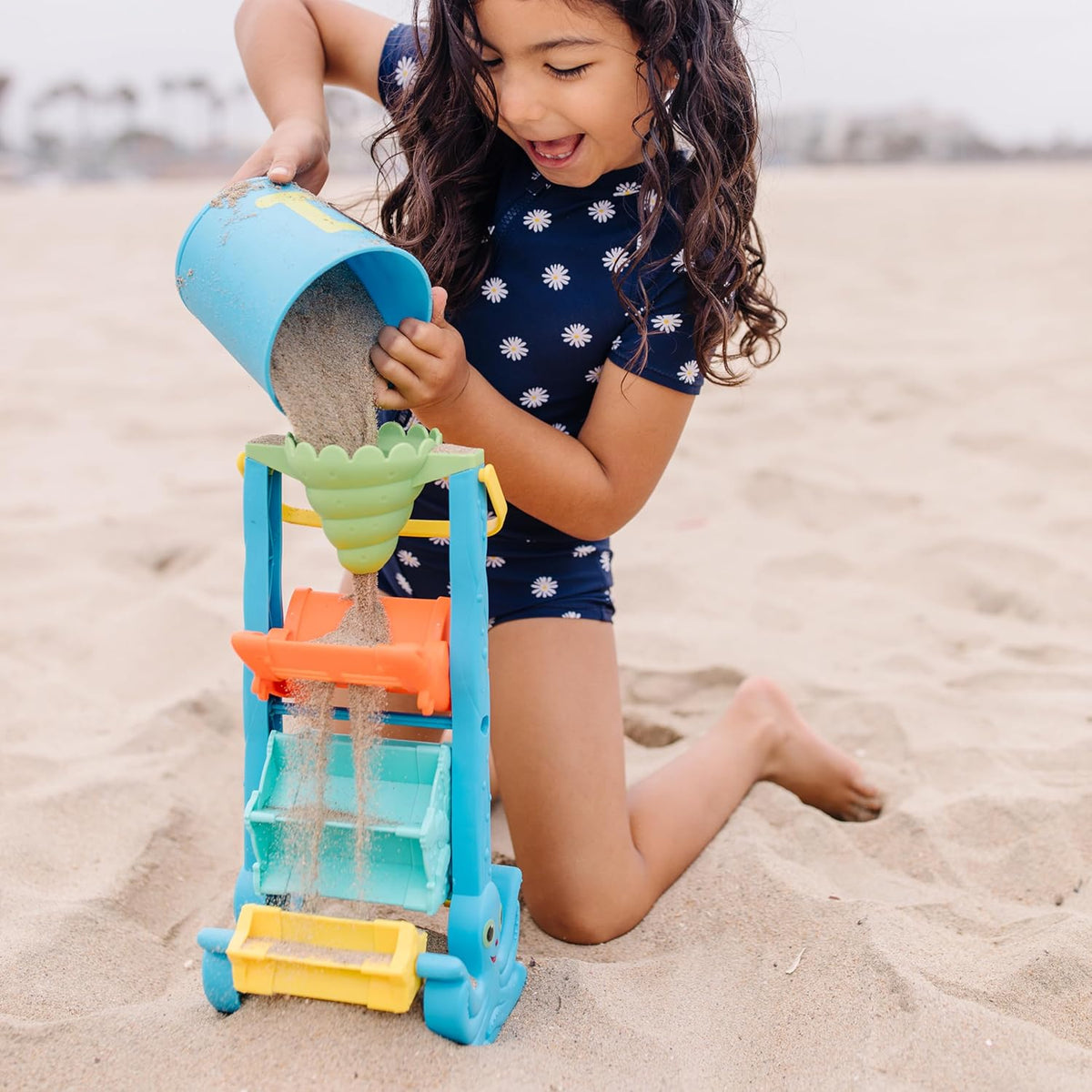 Embudo tamizador de arena y agua Melissa & Doug, compañeros de playa