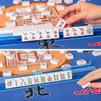 Juego de Mahjong Americano GUSTARIA, 166 Azulejos Blancos Premium, 4 Estantes/Empujadores de Color Todo-en-Uno, Juego de Mahjong Completo con Bolsa de Transporte Azul