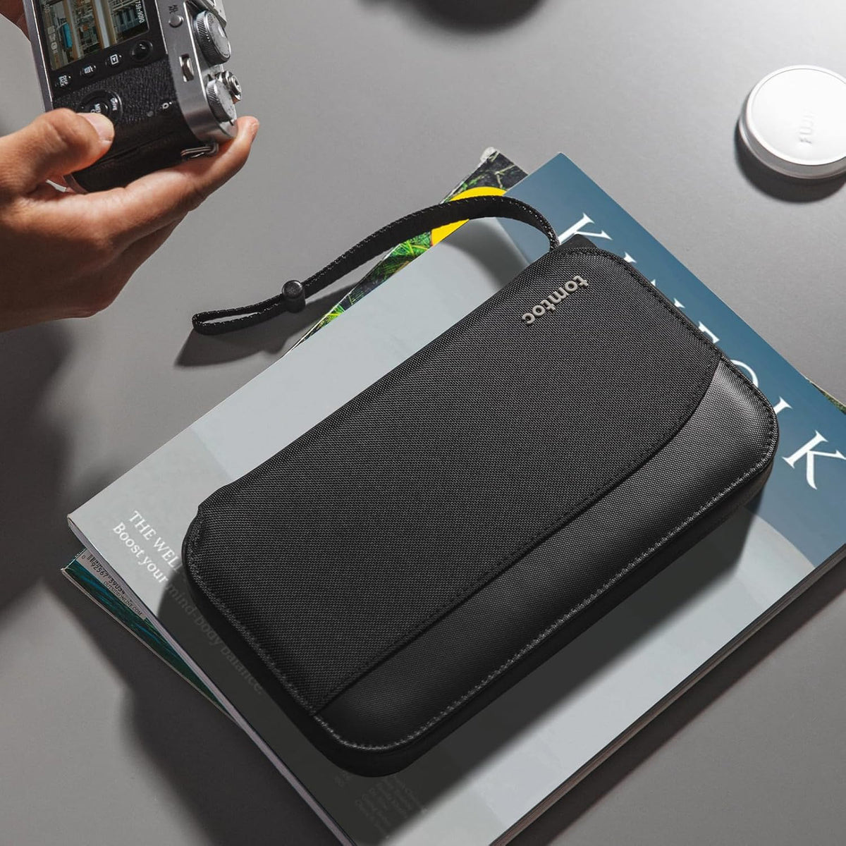 tomtoc Portapasaportes Familiar con bloqueo RFID, cartera de pasaporte para mujeres y hombres, con Airtag y soporte para tarjeta SIM y pin de expulsión, organizador de documentos de viaje con correa