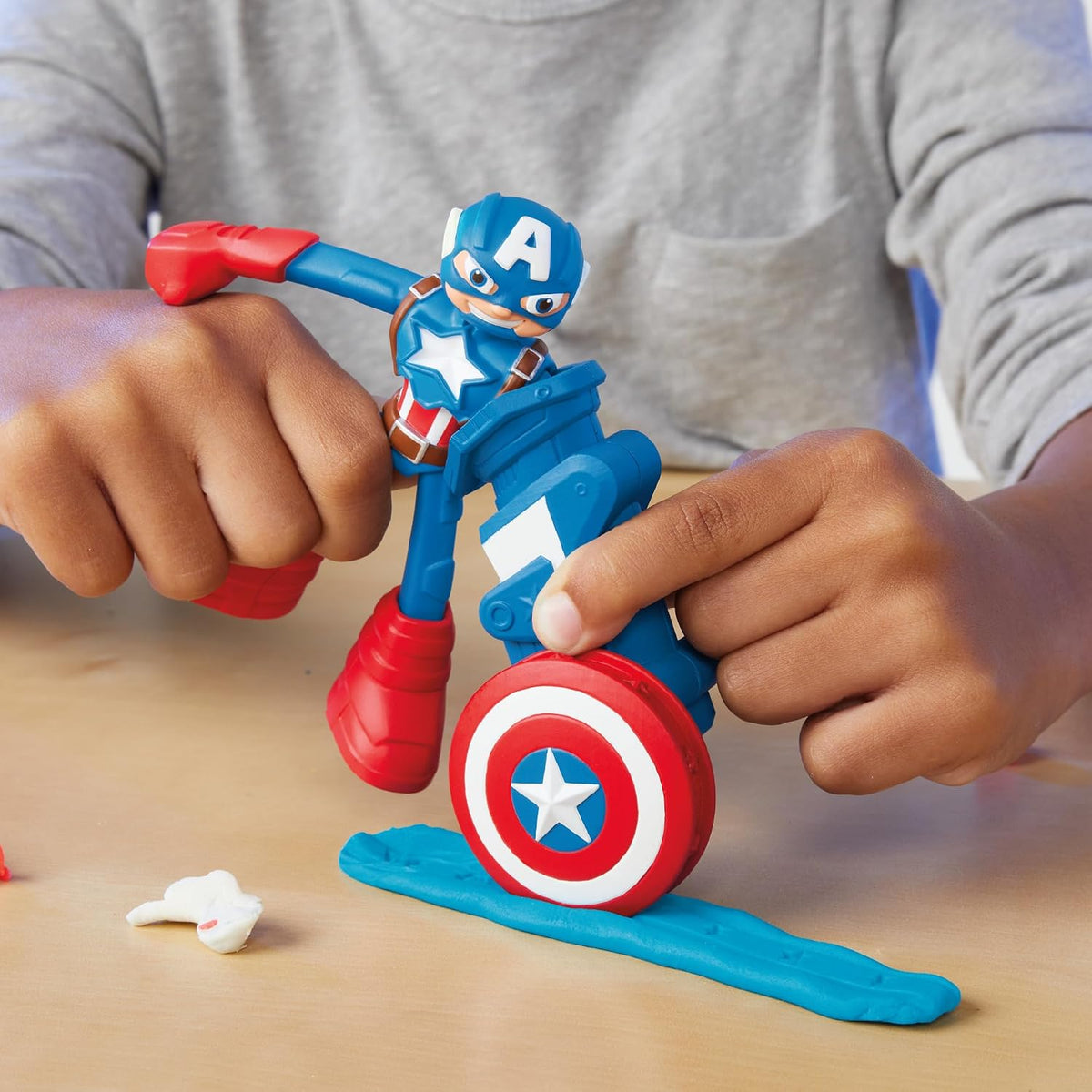 Play-Doh Marvel Hero Adventure Playset, 3 figuras de acción de Marvel con herramientas reutilizables, Black Panther, Capitán América y Spider-Man, juguetes de imaginación para niños y niñas