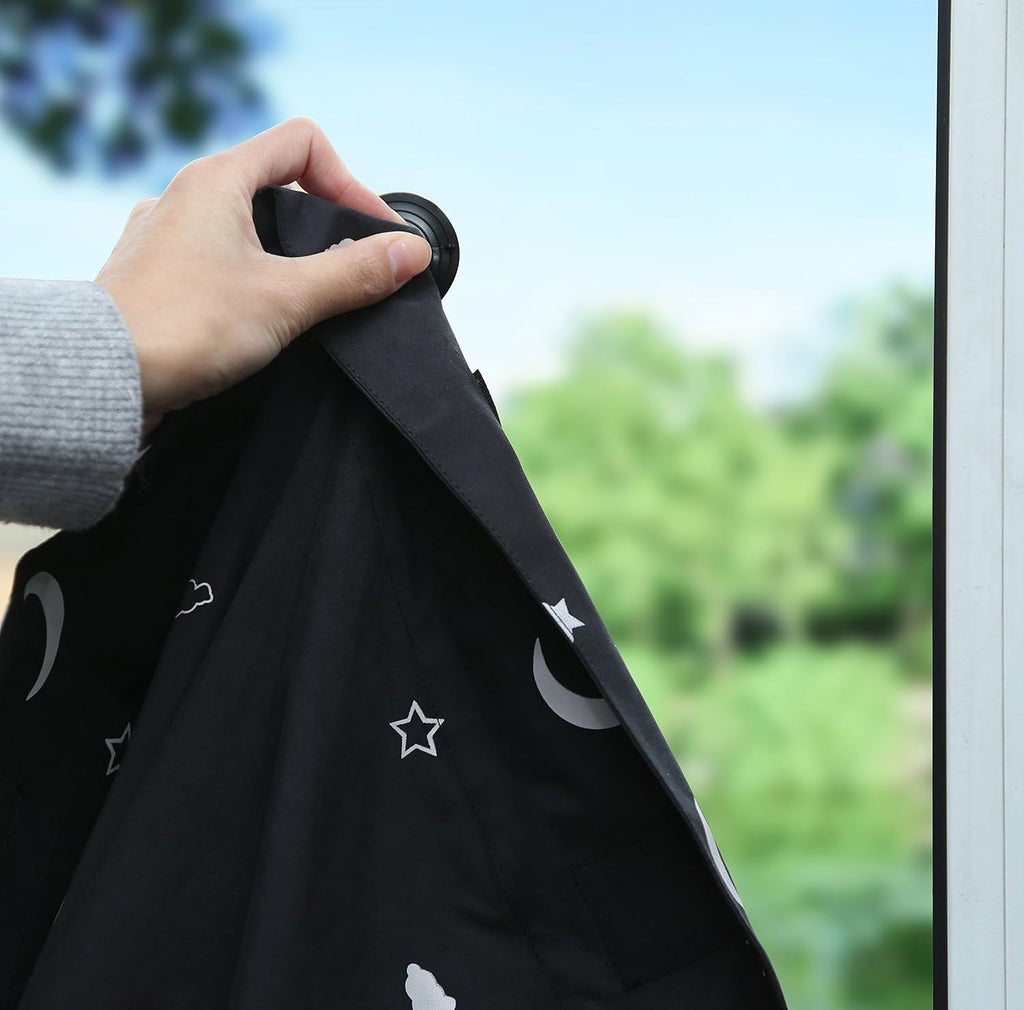 Amazon Basics Cortina opaca portátil para oscurecer la habitación con ventosas, reducción de ruido, 50 pulgadas de ancho x 78 pulgadas de largo, luna y estrellas, 1 paquete