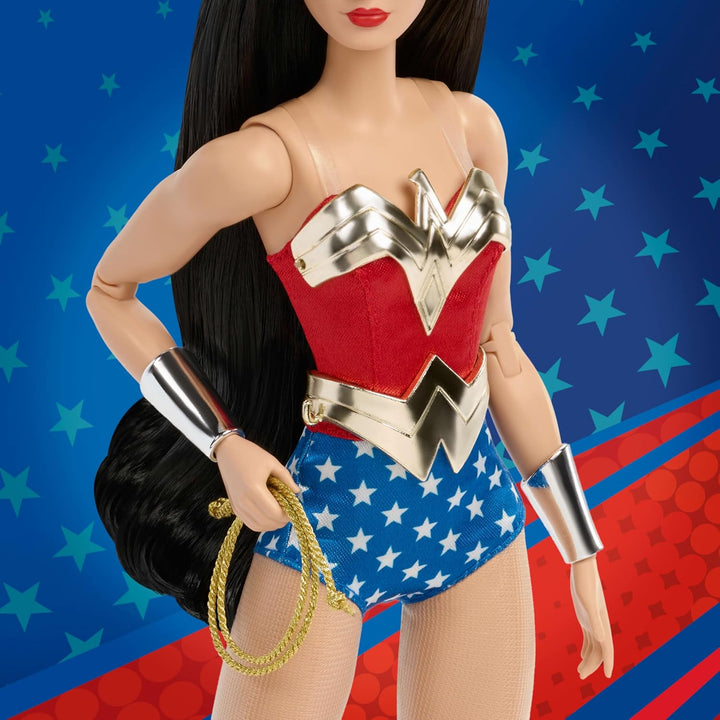 Barbie Muñeca exclusiva, Wonder Woman coleccionable con soporte par...