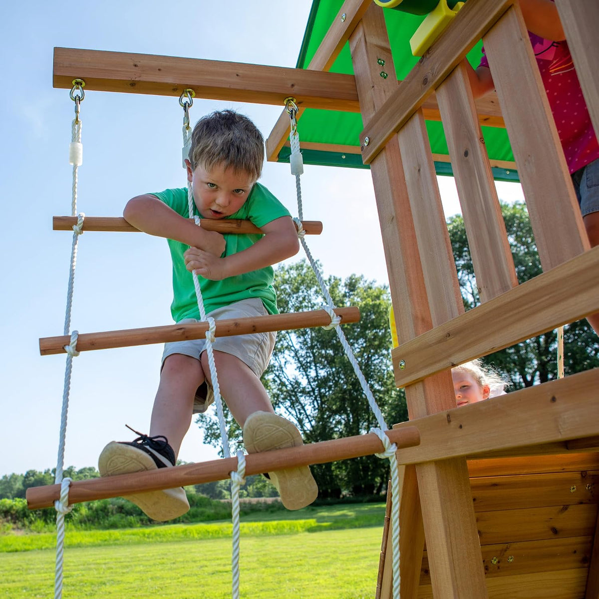Backyard Discovery Mount Mckinley - Juego de columpio de madera de cedro con tobogán de olas, plataforma de juego, pared de escalada doble, escalera de cuerda, columpio de red, columpios de cinturón