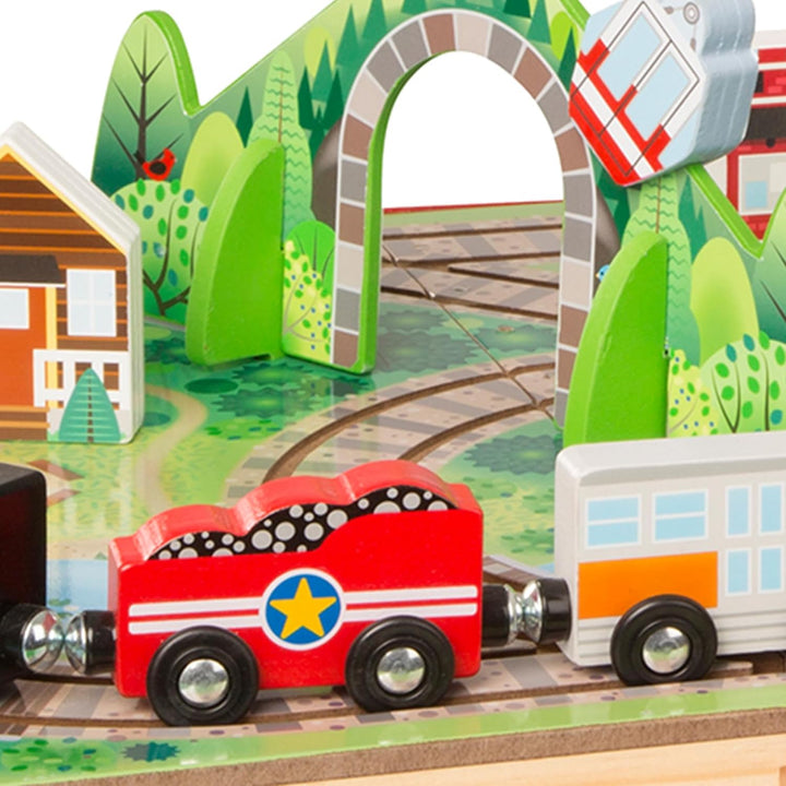 Melissa &amp; Doug Juego de Mesa de Ferrocarril Portátil con Juguet...