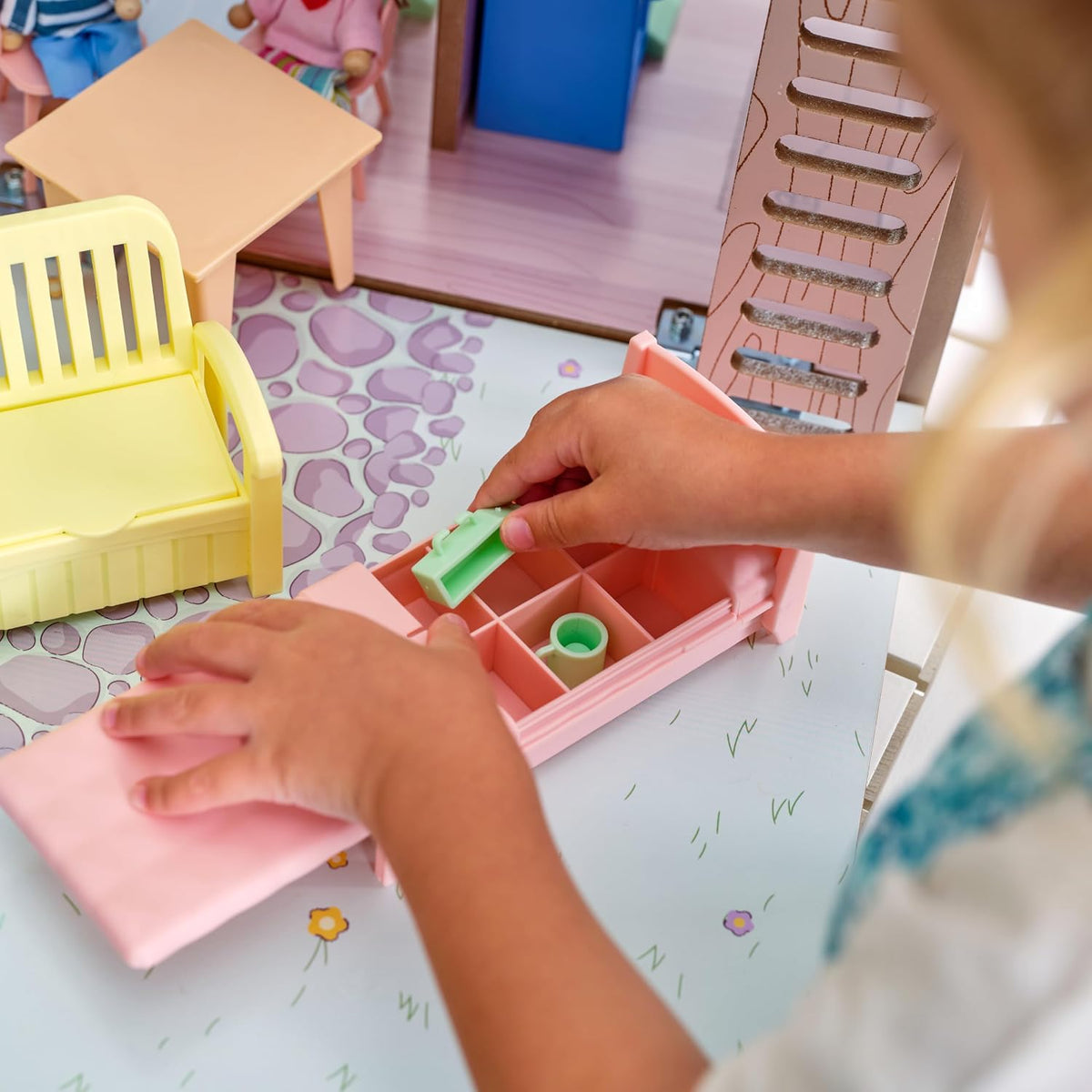 KidKraft Play & Store Cottage - Casa de muñecas de madera con 36 accesorios