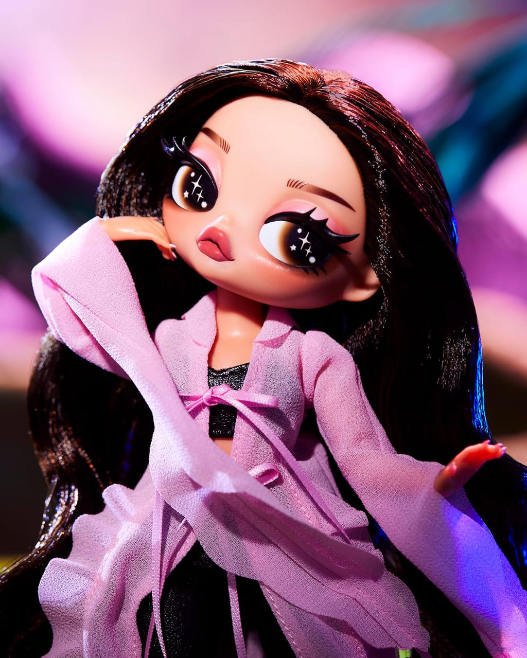 LOL Surprise OMG. Festival de Música con Rosalía – Muñeca de moda con póster coleccionable, inspirada en la sensación musical global – ¡Juega y muestra!