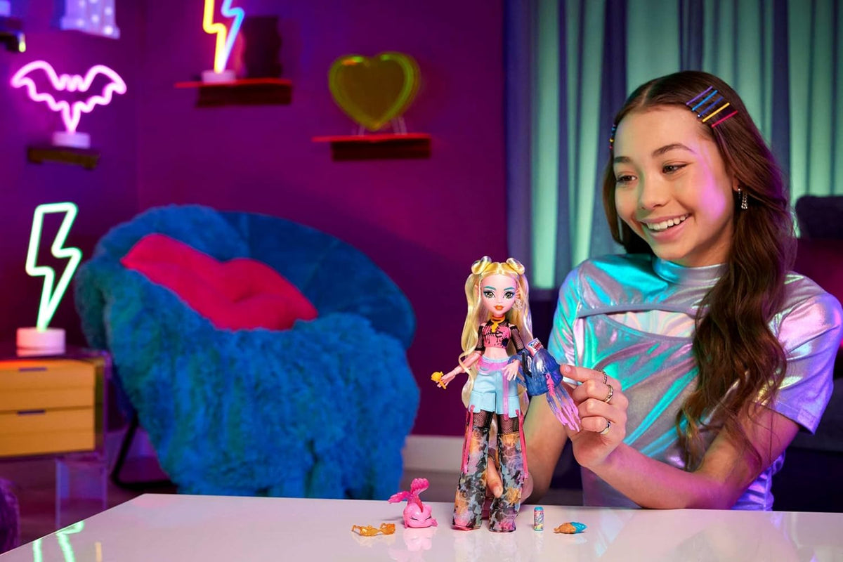 Monster High Muñeca Lagoona Blue en camiseta de malla y pantalones cargo, Lagoona Azul