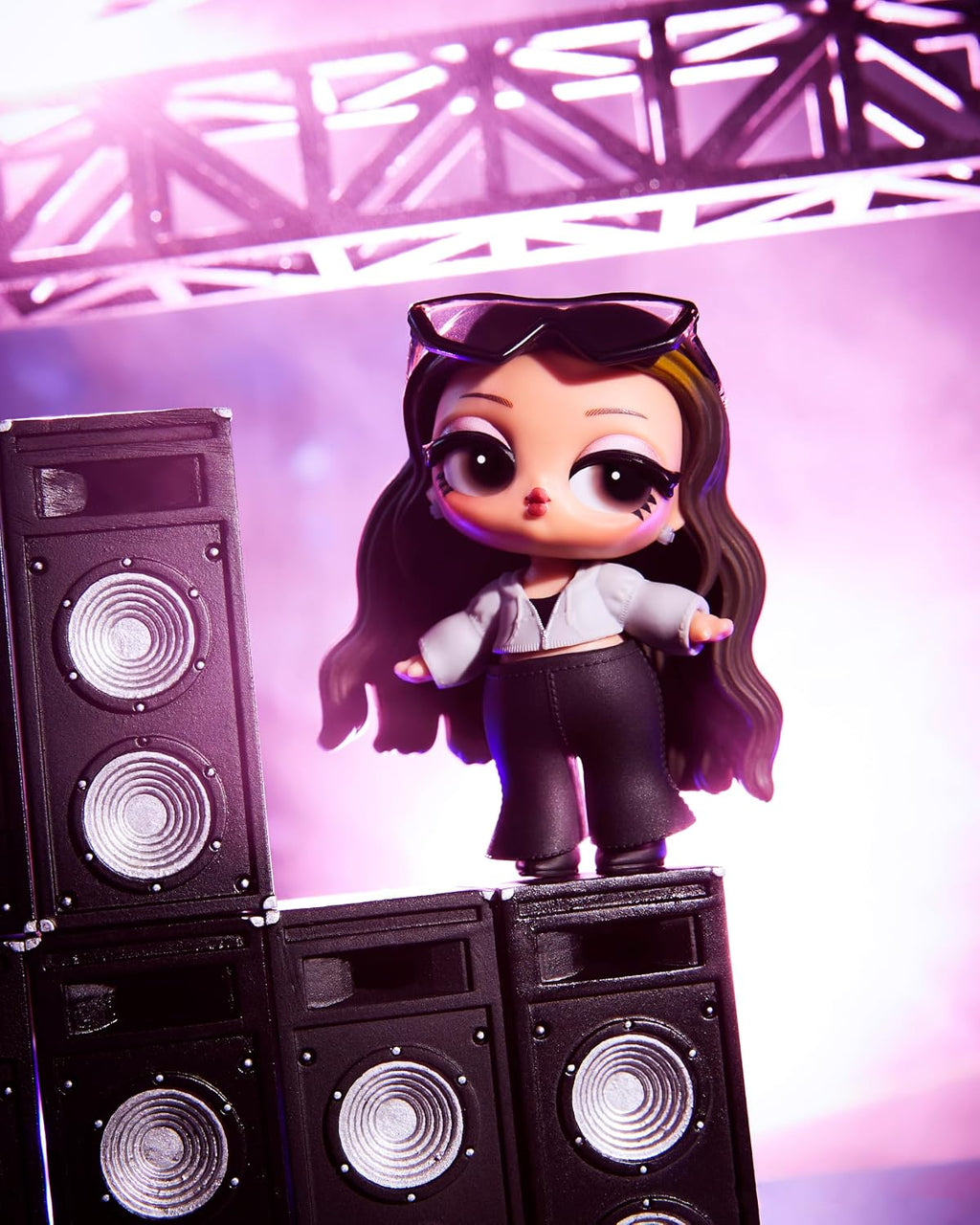LOL Surprise OMG. Festival de Música con Rosalía – Muñeca de moda con póster coleccionable, inspirada en la sensación musical global – ¡Juega y muestra!