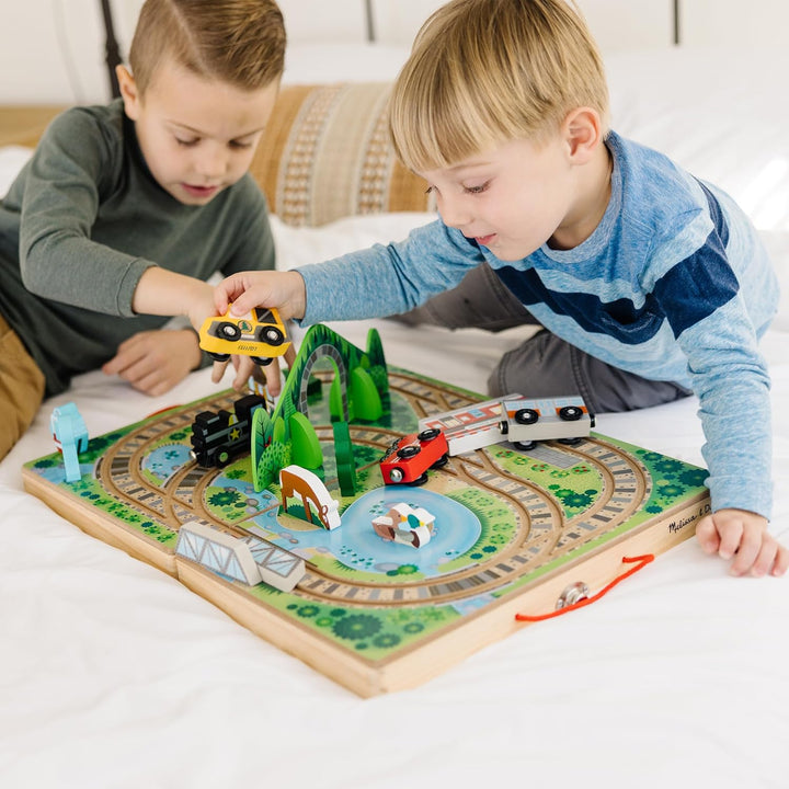 Melissa &amp; Doug Juego de Mesa de Ferrocarril Portátil con Juguet...