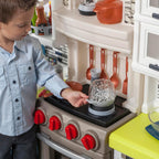 Step2 Elegant Edge - Juego de cocina para niños, cocina para interiores y exteriores, juego interactivo con luces y sonidos, hecho de plástico duradero, incluye 78 accesorios de juguete, para niños