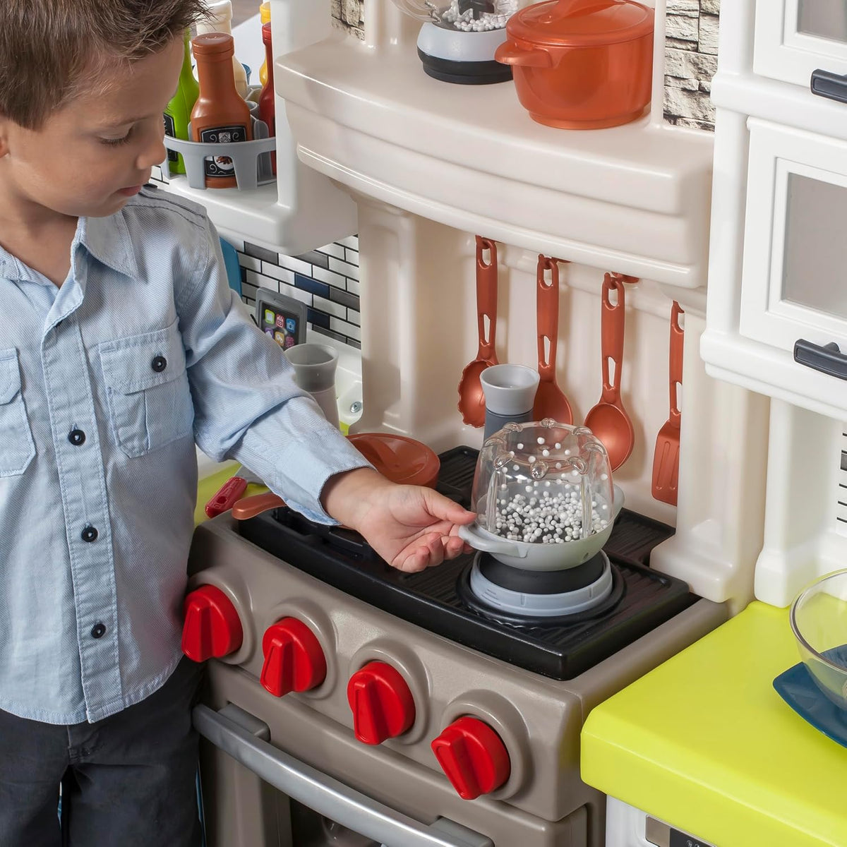 Step2 Elegant Edge - Juego de cocina para niños, cocina para interiores y exteriores, juego interactivo con luces y sonidos, hecho de plástico duradero, incluye 78 accesorios de juguete, para niños