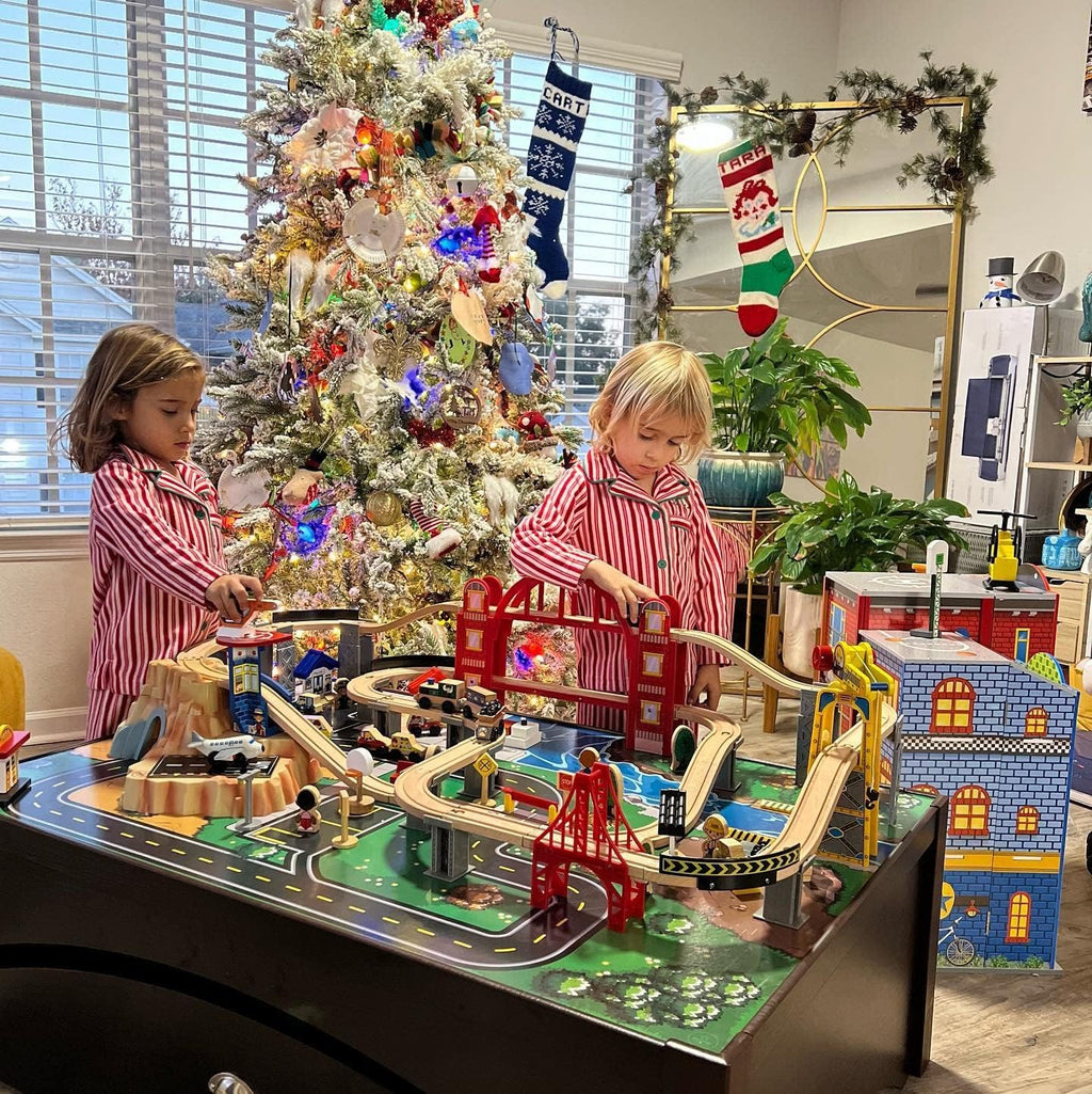 KidKraft Metropolis - Juego de tren de madera y mesa con 100 piezas y cajón de almacenamiento, color espresso