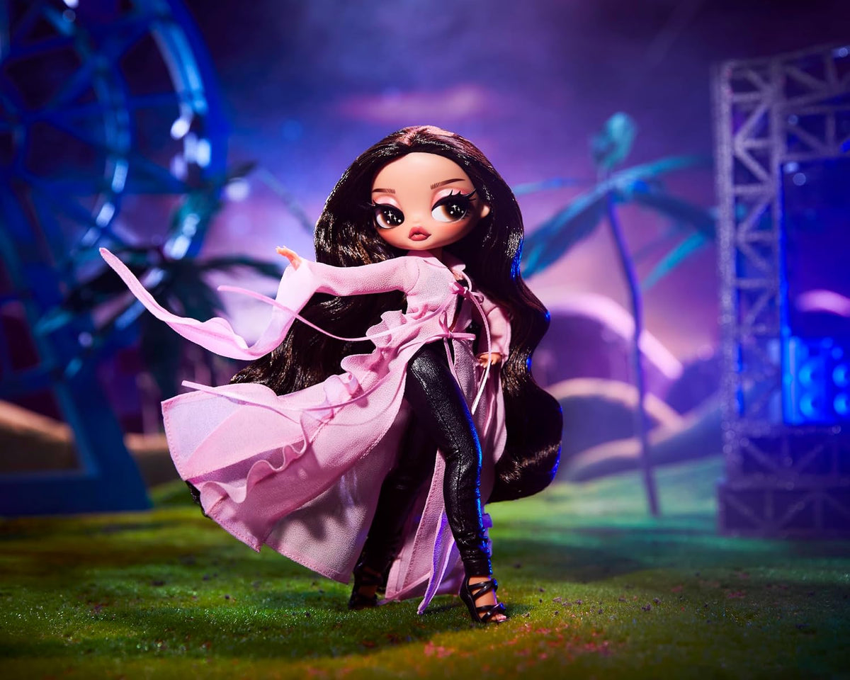 LOL Surprise OMG. Festival de Música con Rosalía – Muñeca de moda con póster coleccionable, inspirada en la sensación musical global – ¡Juega y muestra!
