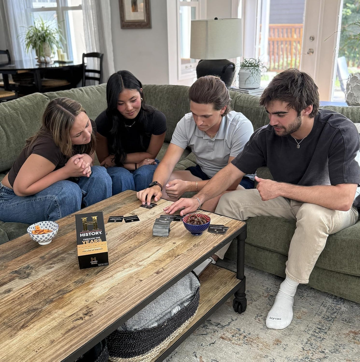 HISTORY Channel Through The Years - Cronología de cronología de supertrivia de conocimiento general, juego de cartas de fiesta para adultos, familia, preadolescentes y adolescentes en busca del
