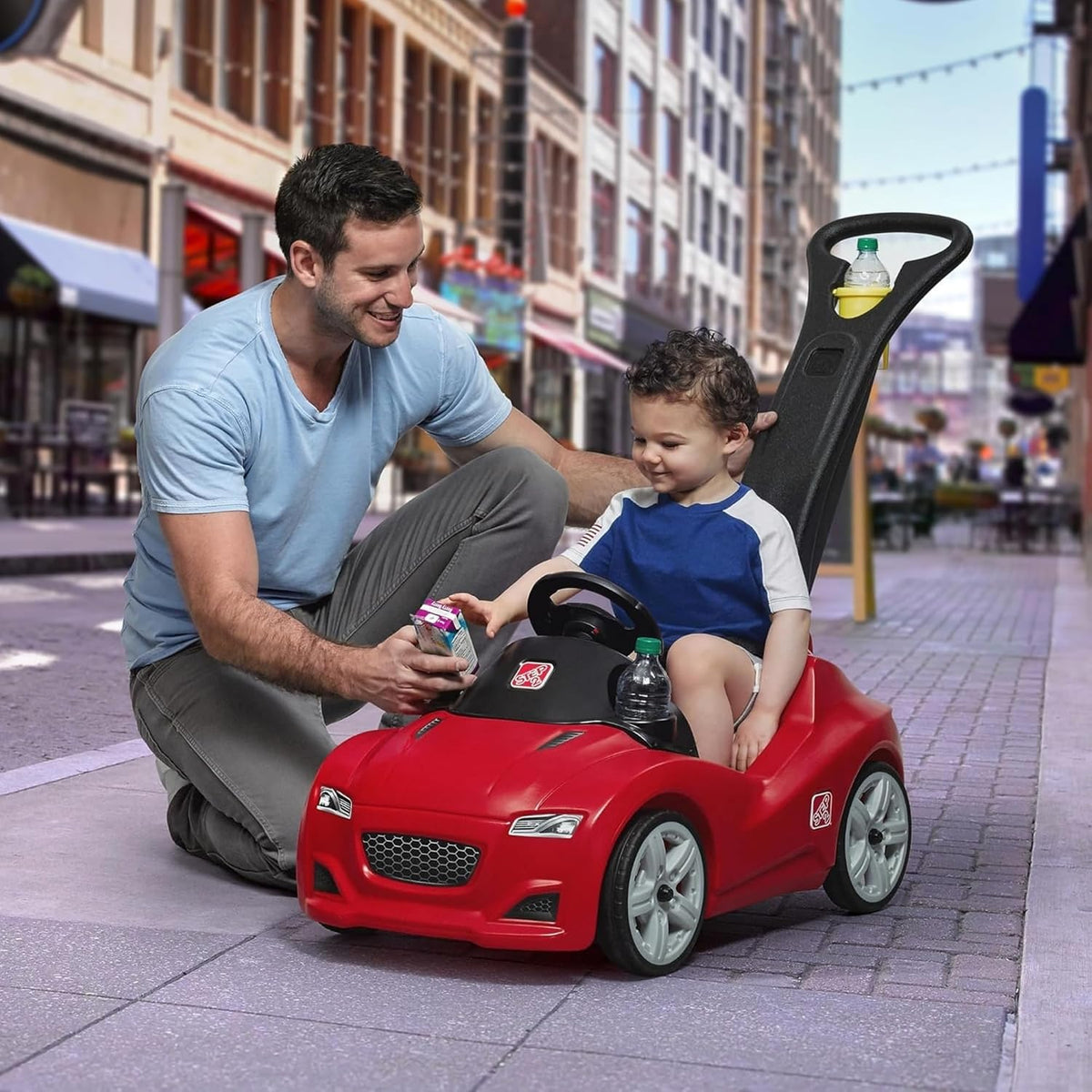 Step2 Whisper Ride Cruiser - Coche de empuje para niños, juguete para montar, sustituto de cochecito, incluye cinturón de seguridad y bocina, hecho de plástico duradero, peso máximo de 50 libras, para niños pequeños de 18 meses a 4 años, rojo