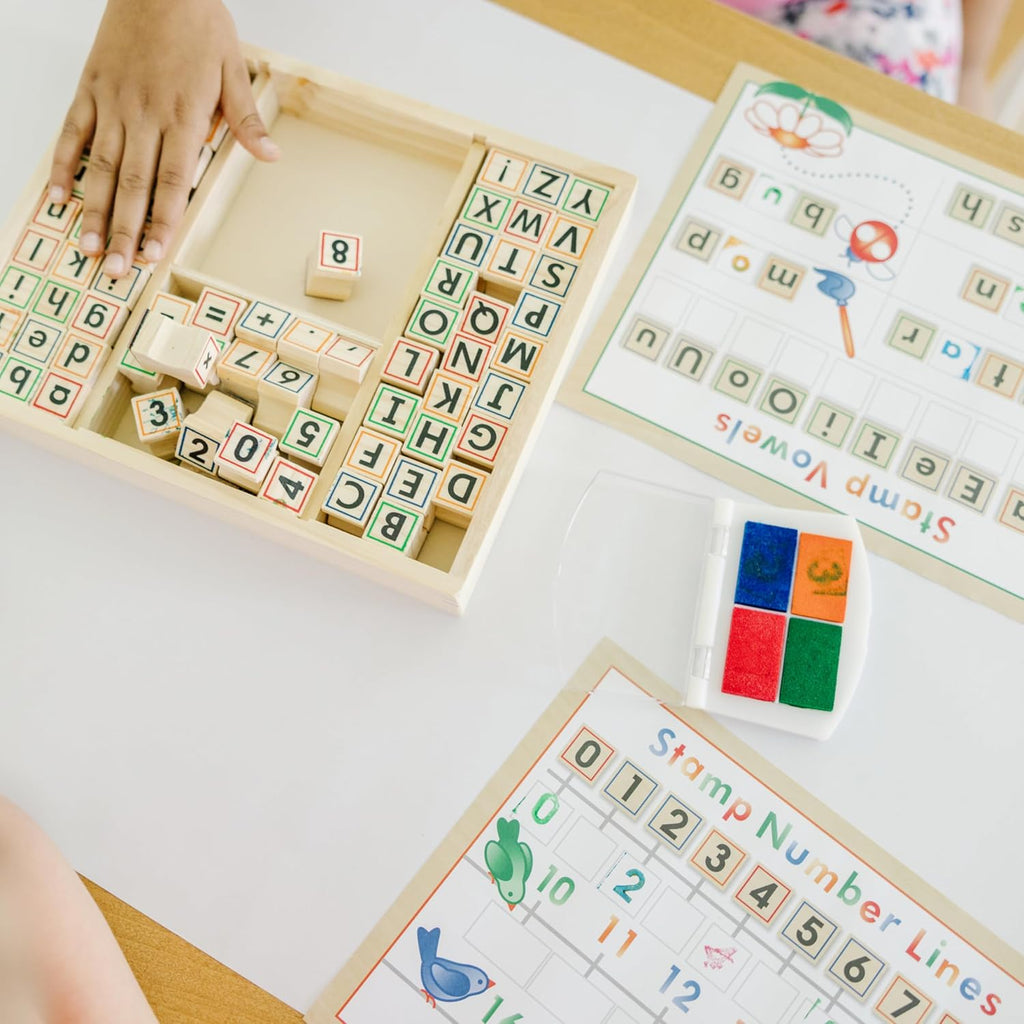 Melissa & Doug - Juego de sellos de madera con letras y números ABC 123 con libro de actividades (idioma español no garantizado), 4 colores