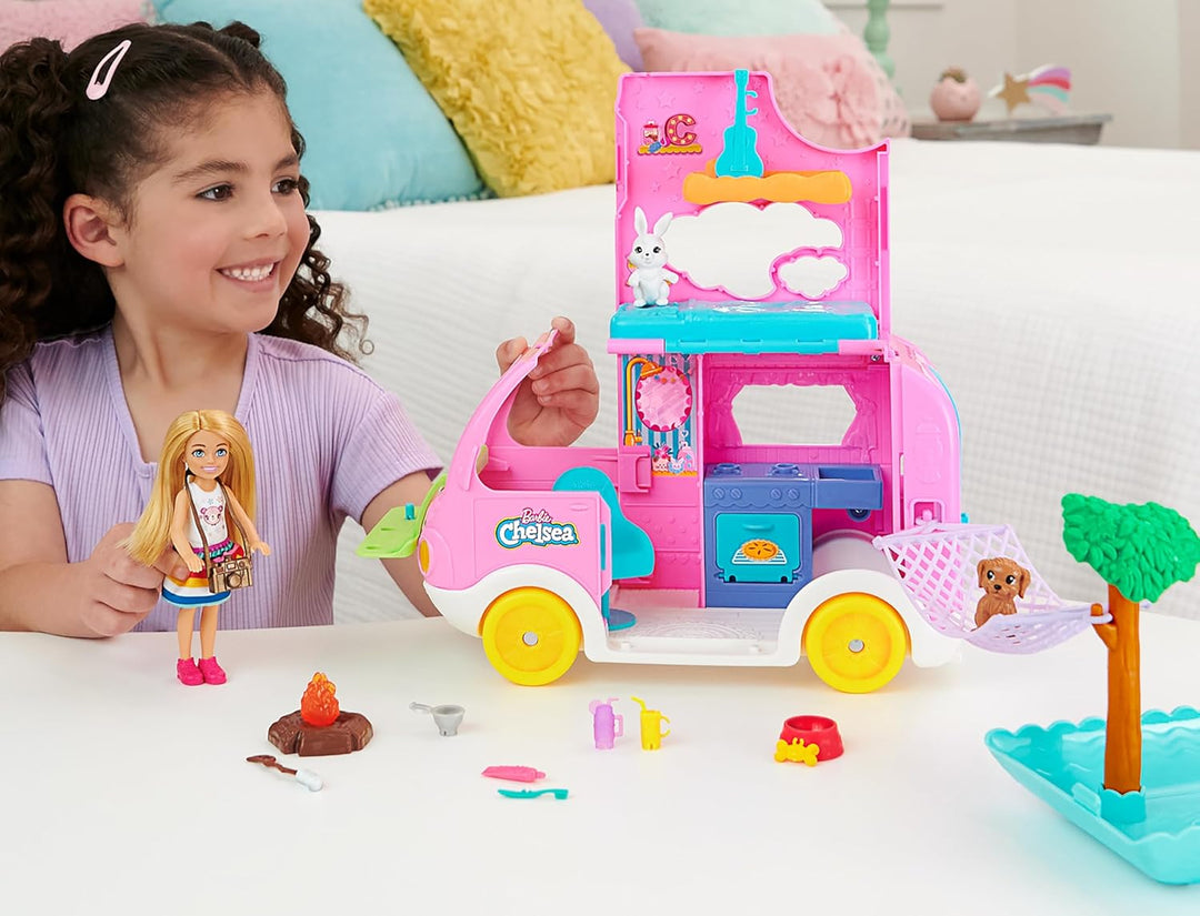Barbie Camper, Chelsea - Juego 2 en 1 con muñeca pequeña, 2 mascota...