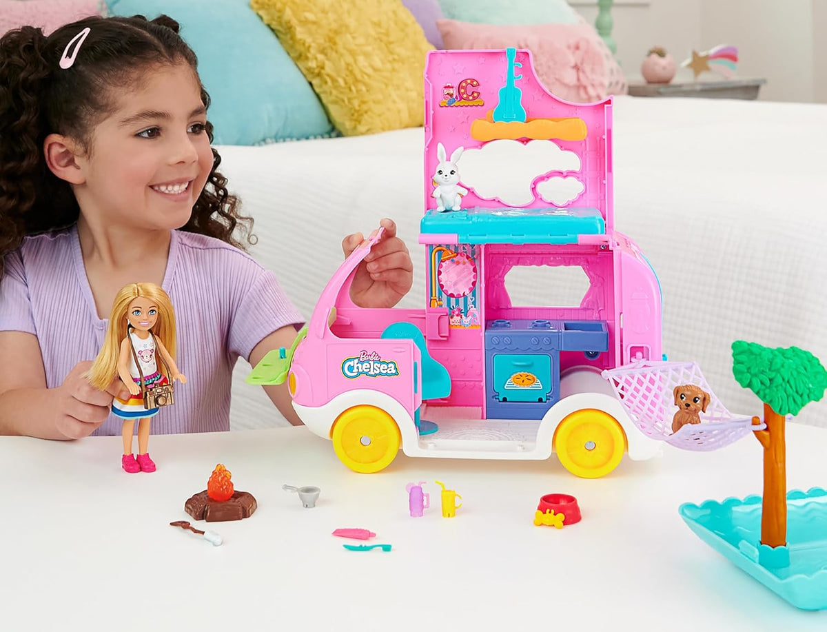 Barbie Camper, Chelsea - Juego 2 en 1 con muñeca pequeña, 2 mascota...