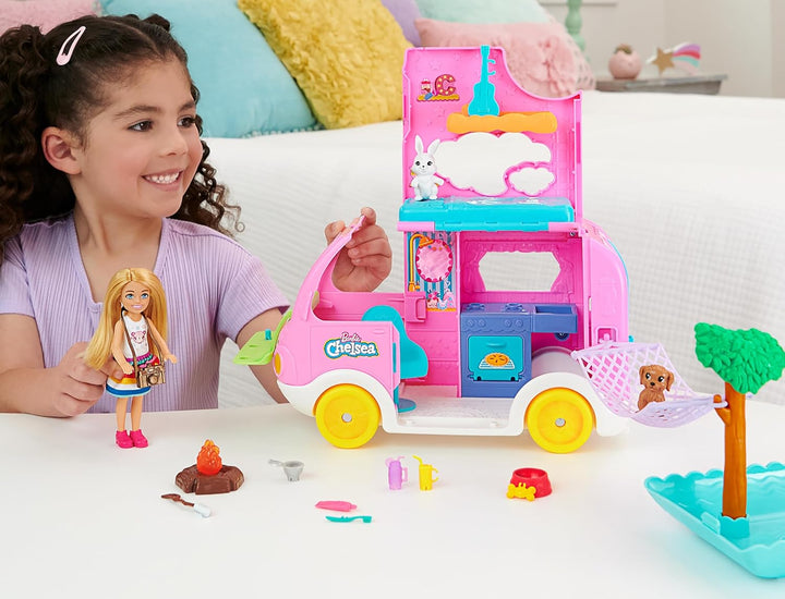 Barbie Camper, Chelsea - Juego 2 en 1 con muñeca pequeña, 2 mascota...