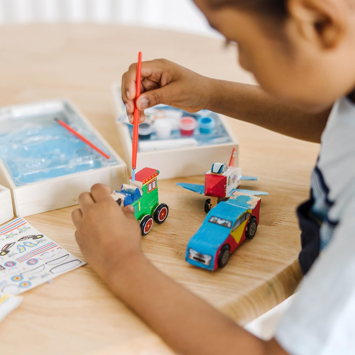 Coche de carreras DYO de Melissa & Doug.