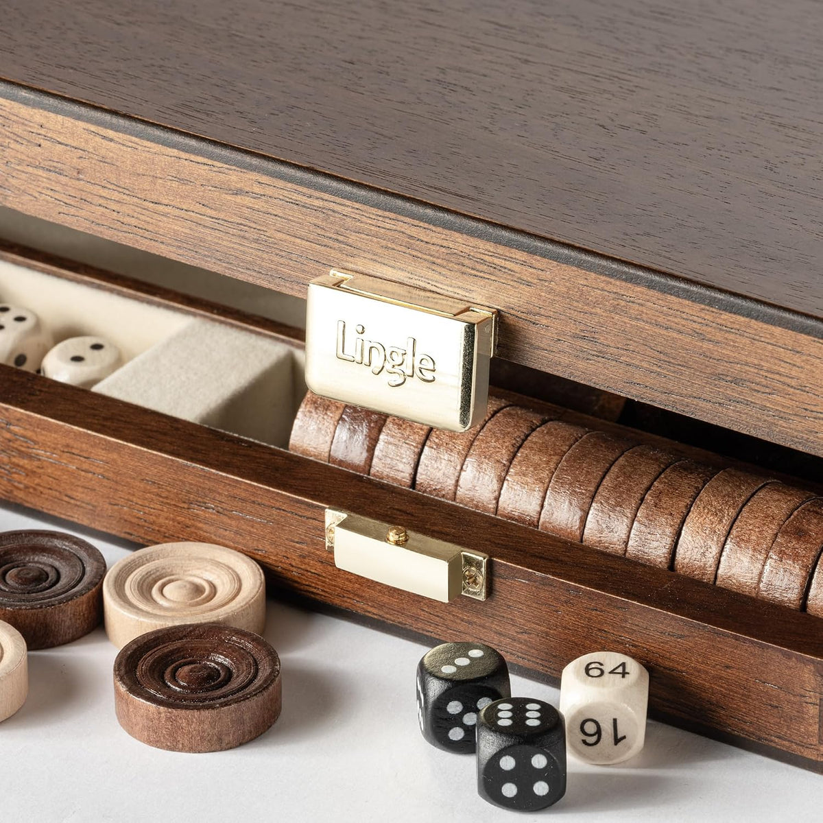 Juegos de backgammon de nogal natural prémium de 14.5 pulgadas para adultos, 30 damas de madera, 2 tazas de dados de nogal y 5 dados de madera, juego clásico de mesa de estrategia para dos