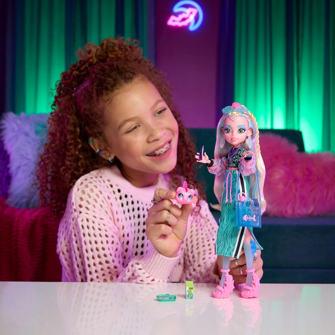 Muñeca Monster High, Lagoona Blue con top corto y falda maxi deport...