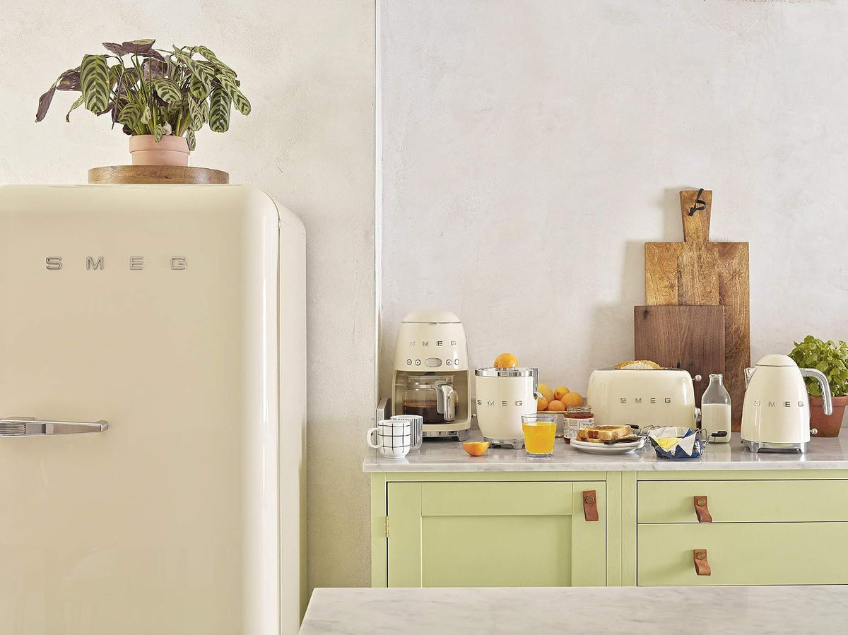 Smeg - Cafetera de goteo estética estilo retro de los años 50 con jarra de vidrio de 10 tazas, función de arranque automático, placa de mantenimiento en calor y dos configuraciones de intensidad de