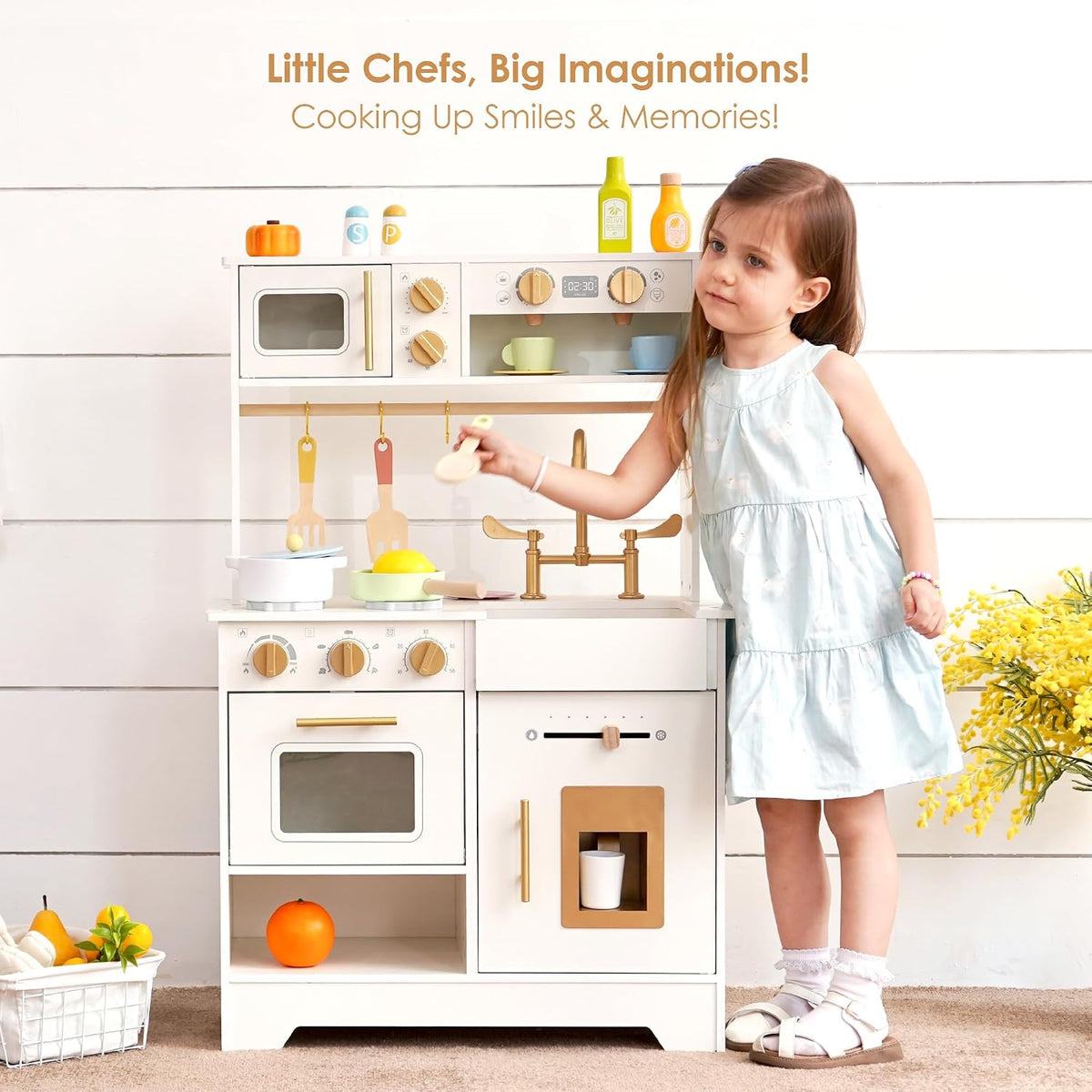 Cocina de madera blanca para niños con máquina de hielo, fregadero
