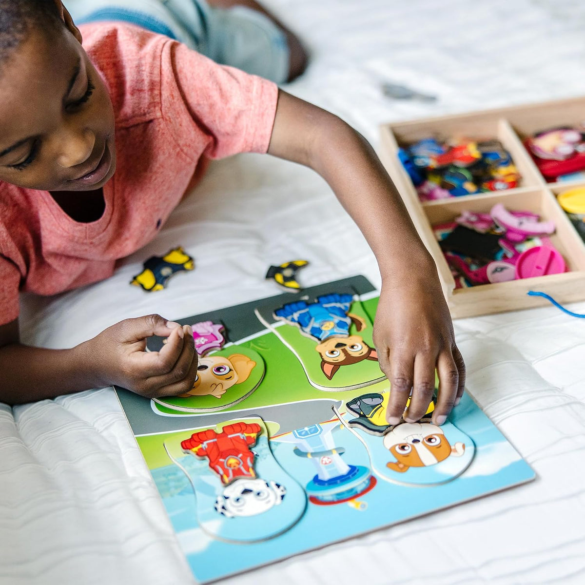 Melissa & Doug Juego de actividades magnéticas de madera de Paw Patrol