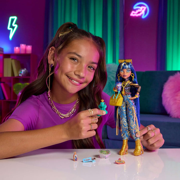 Muñeca Monster High, Cleo de Nile con top corto y pantalones cargo...