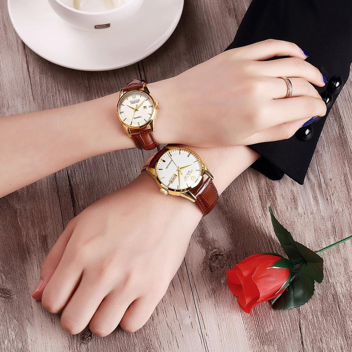 ROCOSJEWE R0101QL Juego de relojes para parejas - Caja clásica dorada con esfera blanca y correa de cuero marrón - Relojes automáticos de lujo de cuarzo para hombre y mujer - Regalo