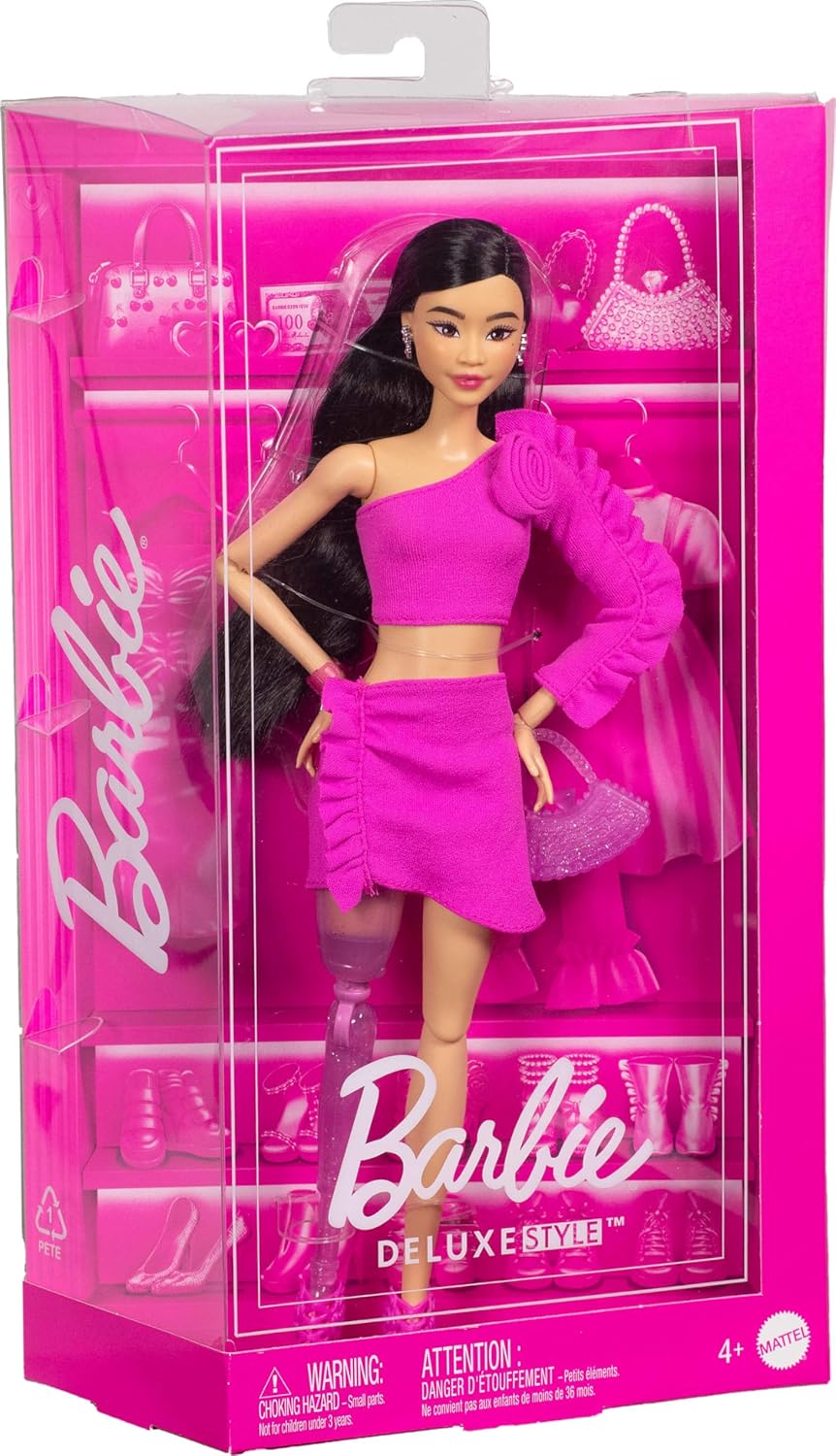 Barbie Muñeca de estilo Deluxe #2 en traje de Barbiecore, pelo negr...