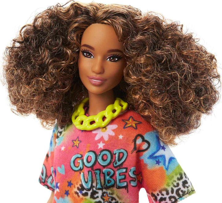 Muñeca Barbie Fashionistas #201, cuerpo atlético con cabello castañ...