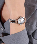 GUESS Reloj analógico de cuero dorado