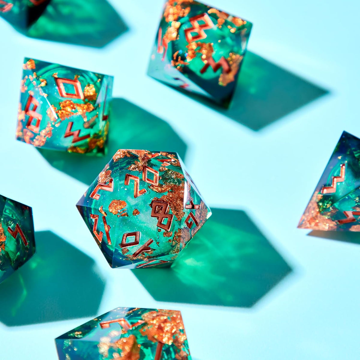 HEIMDALLR Juego de dados de núcleo líquido con la primera caja de visualización LED - Juego de 7 dados DND de borde afilado pintado a mano con caja de regalo - Juego de dados de resina de Dungeons and