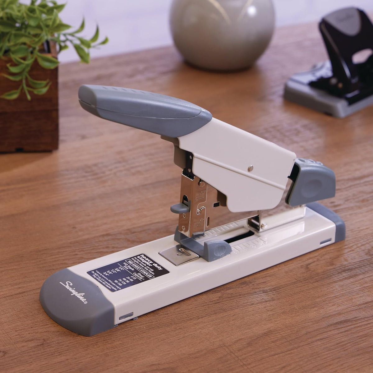 Swingline Engrapadora resistente, capacidad de 160 hojas, incluye guía de alineación, grapado de escritorio, platino (39002)