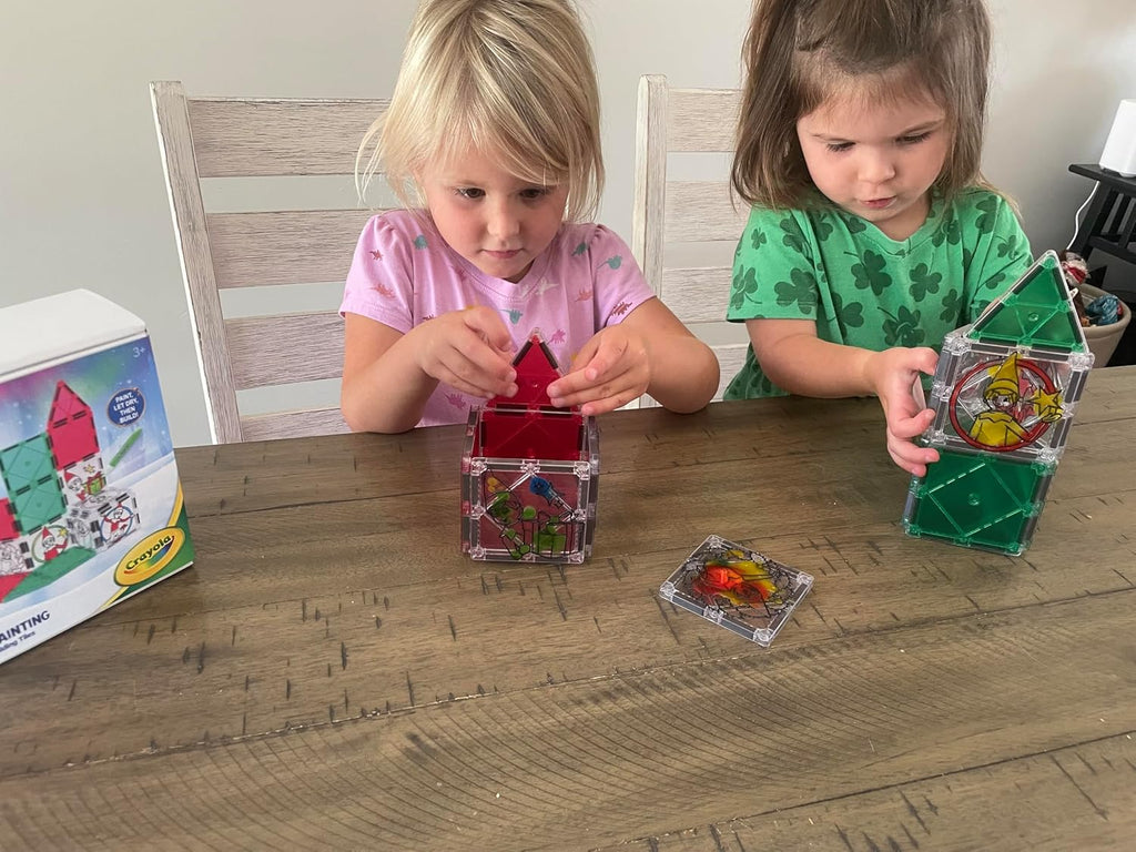 CreateOn Crayola Elf on the Shelf - Pintura en azulejos, kit de azulejos magnéticos de construcción con tubos de pintura Crayola, juguete de manualidades de Navidad | Juego de construcción magnética y pintura de 18 piezas para niños a partir de 3 años