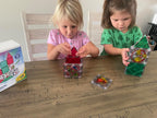 CreateOn Crayola Elf on the Shelf - Pintura en azulejos, kit de azulejos magnéticos de construcción con tubos de pintura Crayola, juguete de manualidades de Navidad | Juego de construcción magnética y pintura de 18 piezas para niños a partir de 3 años