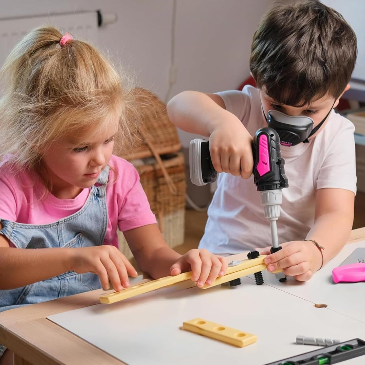 Conjunto de herramientas para niños con estuche de transporte, taladro electrónico con brocas y chaleco de construcción – Kit de juego de simulación con gafas de seguridad, escudo de gas, cinta