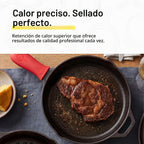Sartén de hierro fundido Lodge con minimango rojo de silicona de 8 pulgadas