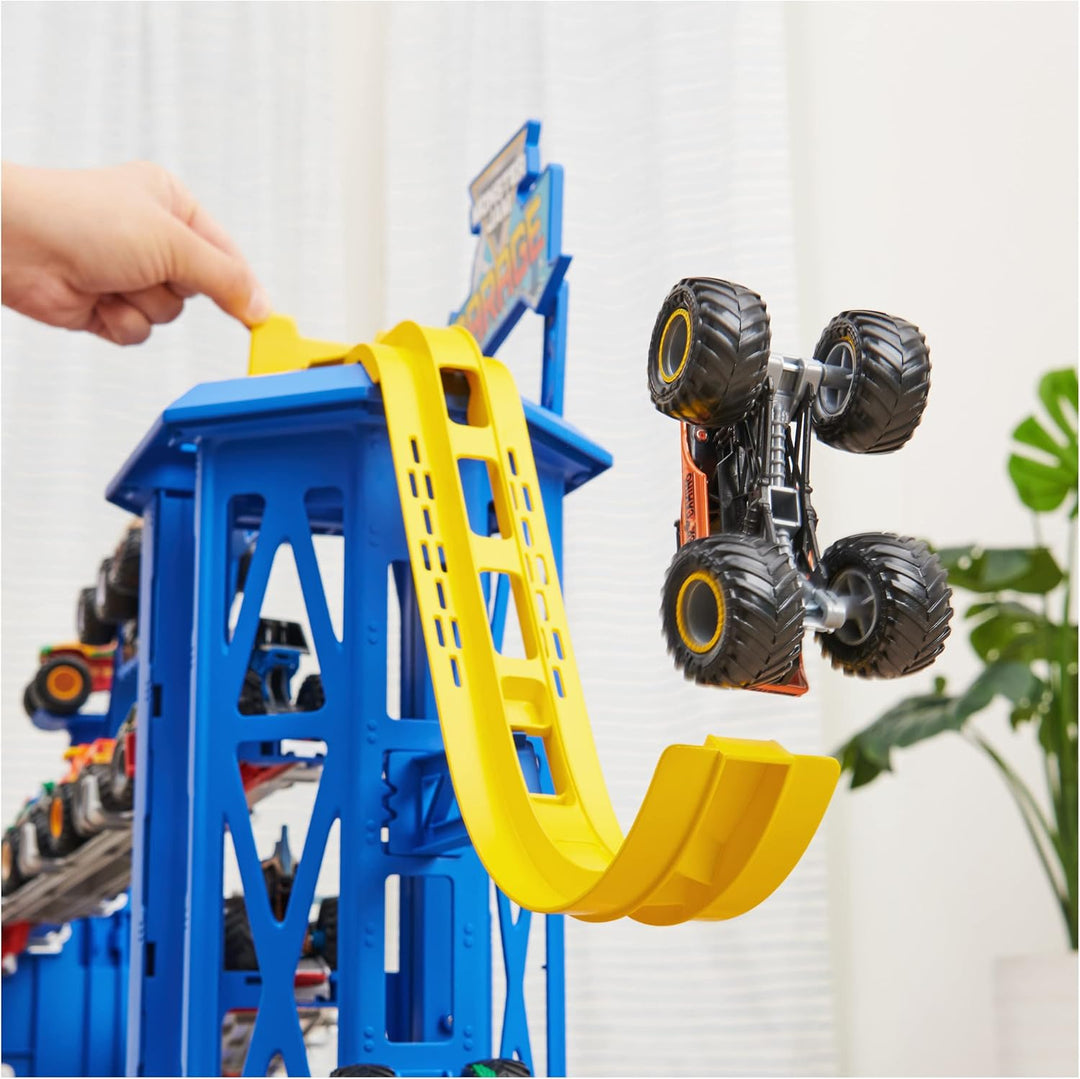 Monster Jam - Set de juego y almacenamiento de garaje con camión mo...