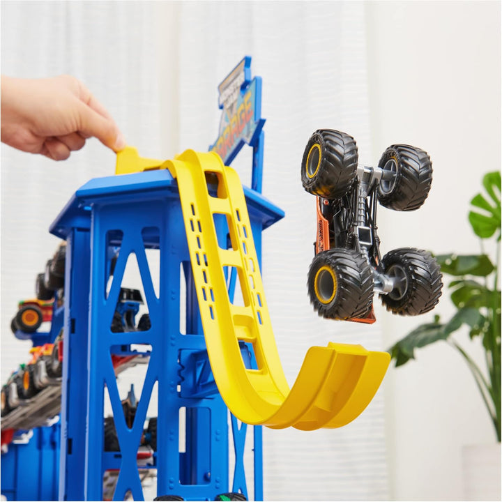 Monster Jam - Set de juego y almacenamiento de garaje con camión mo...