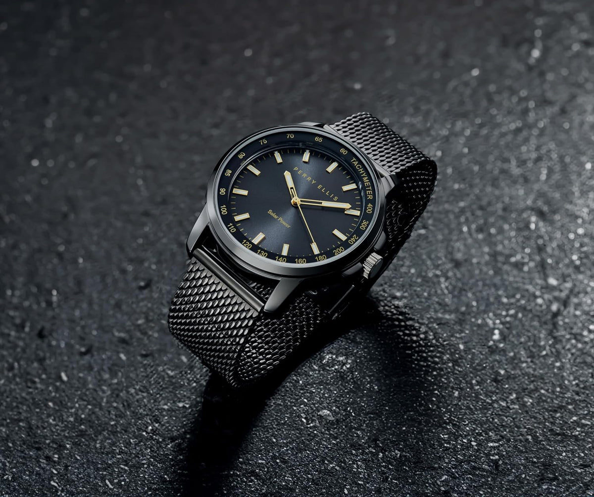 Perry Ellis Reloj para hombre con energía solar | Correa de malla de acero | Relojes de pulsera analógicos resistentes al agua para hombre | Caja de 43mm | Bisel de tacómetro de aluminio | Elegante